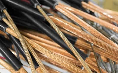 Por que o cobre é considerado um bom condutor elétrico?