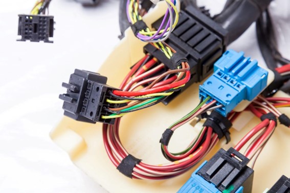 Como escolher conectores para cabos elétricos?