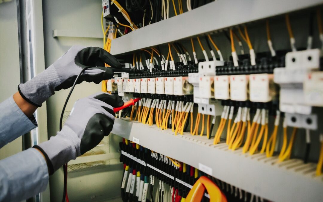 Qual o impacto do fator de correção de temperatura no dimensionamento elétrico?