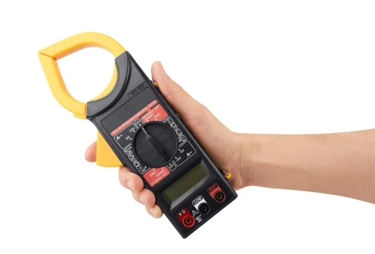 Alicate amperímetro: como medir corrente elétrica com precisão e segurança?