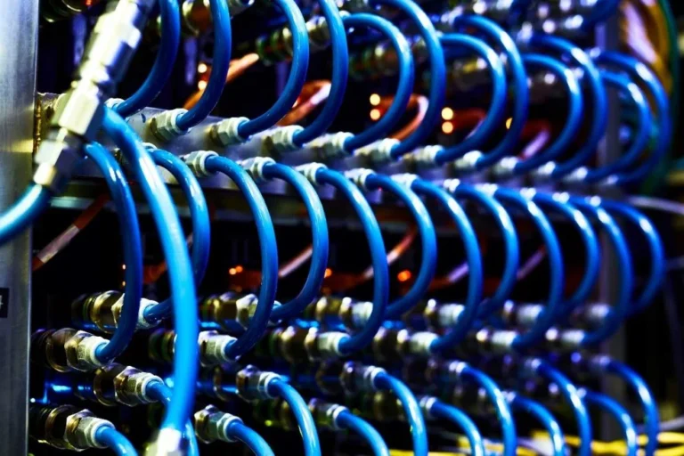 Cabomaq responde: pode passar cabos de rede junto com cabos elétricos?