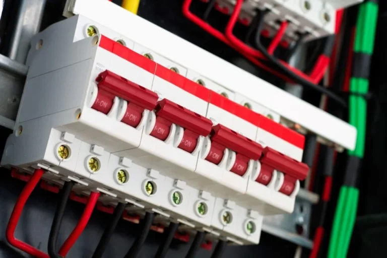 Descubra se o disjuntor tem polaridade!