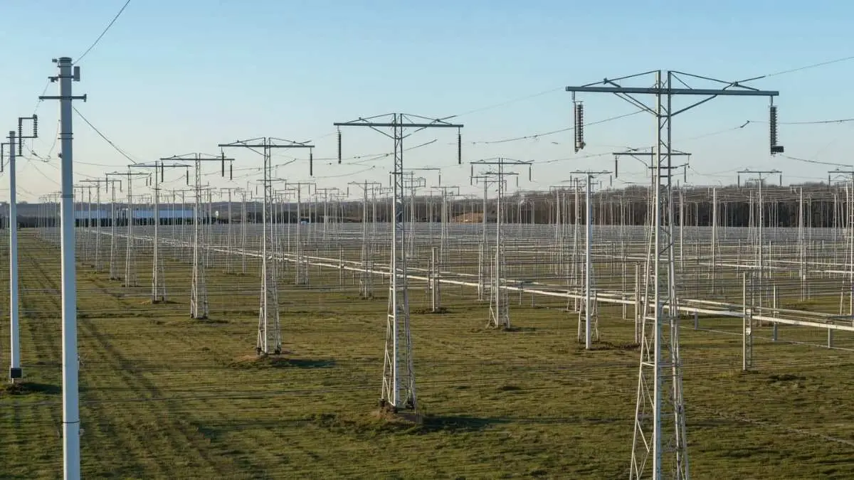 Cabo de alumínio triplex 16mm em rede elétrica aérea.